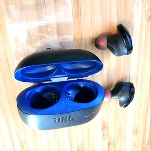 JBL black earbuds with sizing covers
